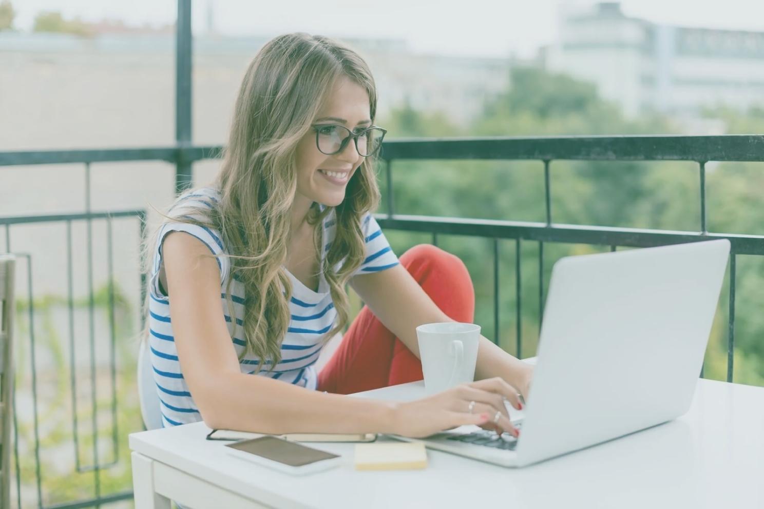 Gruppenmeditation Szenario mit vielfältigen Teilnehmern in harmonischer Umgebung