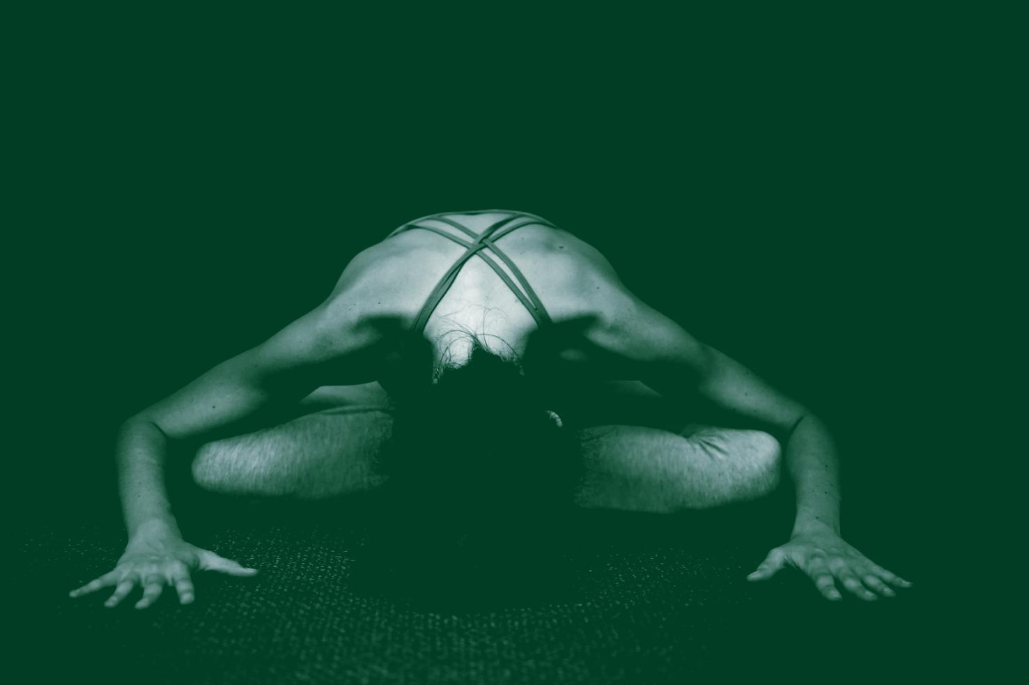 Gruppenmeditation in ruhiger Umgebung mit Teilnehmern in entspannter Atmosphäre