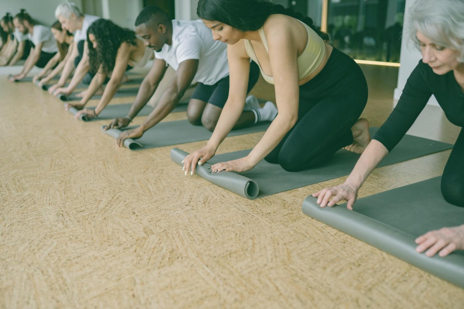 Gruppe von Menschen in meditativer Praxis